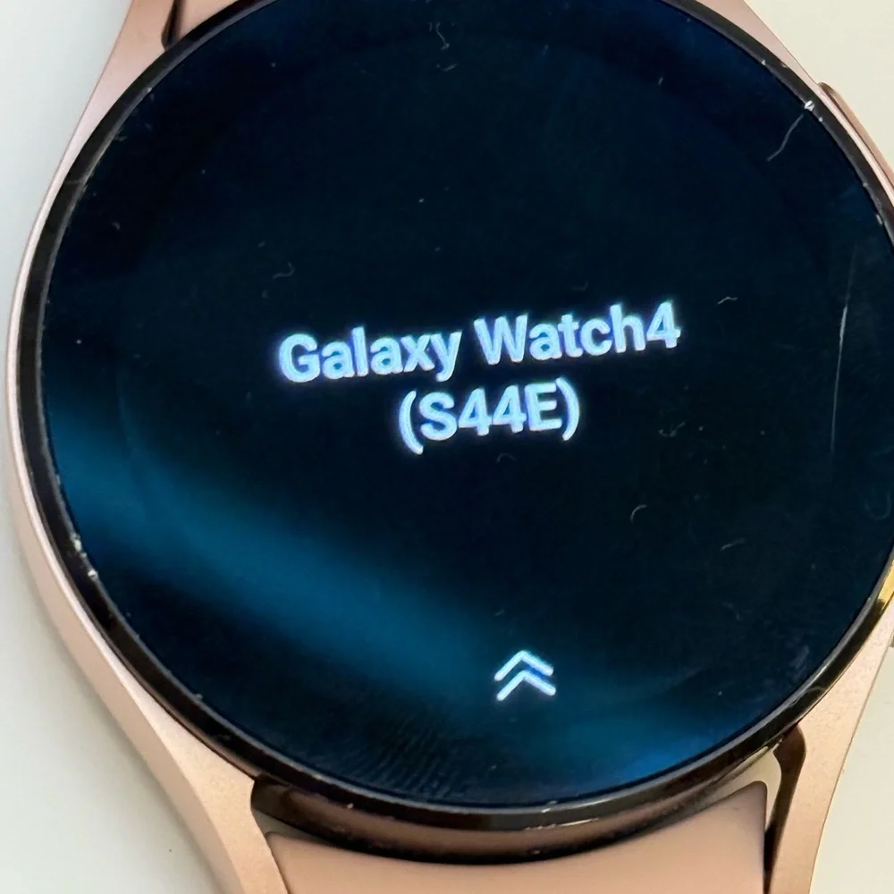 Samsung Galaxy Watch4 (S44E) with band and charger